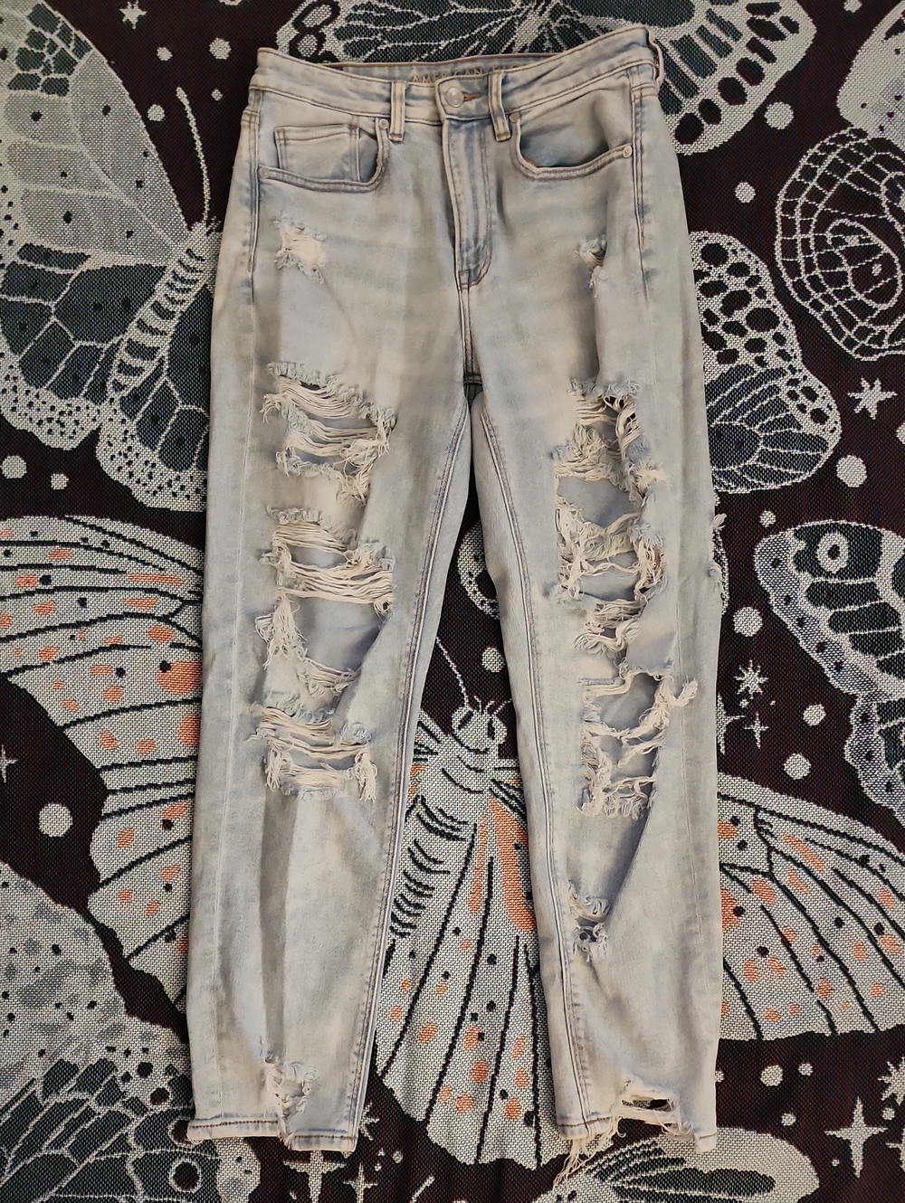 American Eagle Outfitters Distressed Light Wash Mom Jeans – Size 6